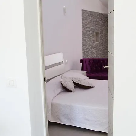 White House - Clasto Apartmán