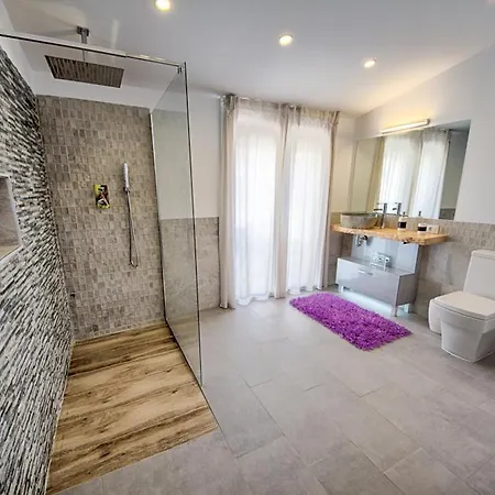 White House - Clasto * سان ميغيل ذي أبونا