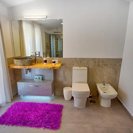 White House - Clasto Apartment